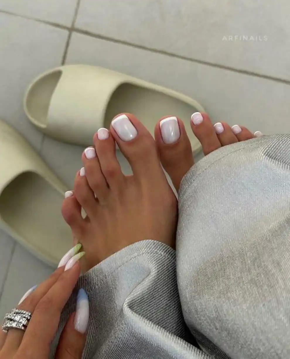 milky nails pedicura