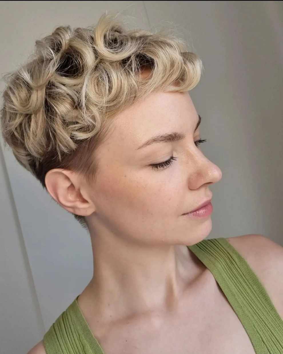 Cortes de pelo para mujer 2023: pixie ​​​​​​​rizado