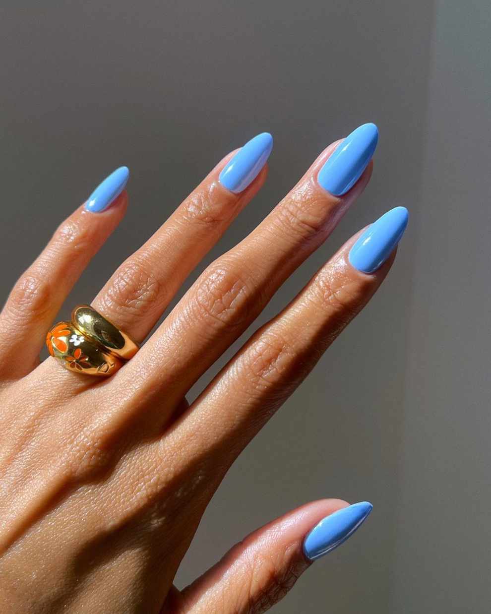 Manicura azul para vestido verde