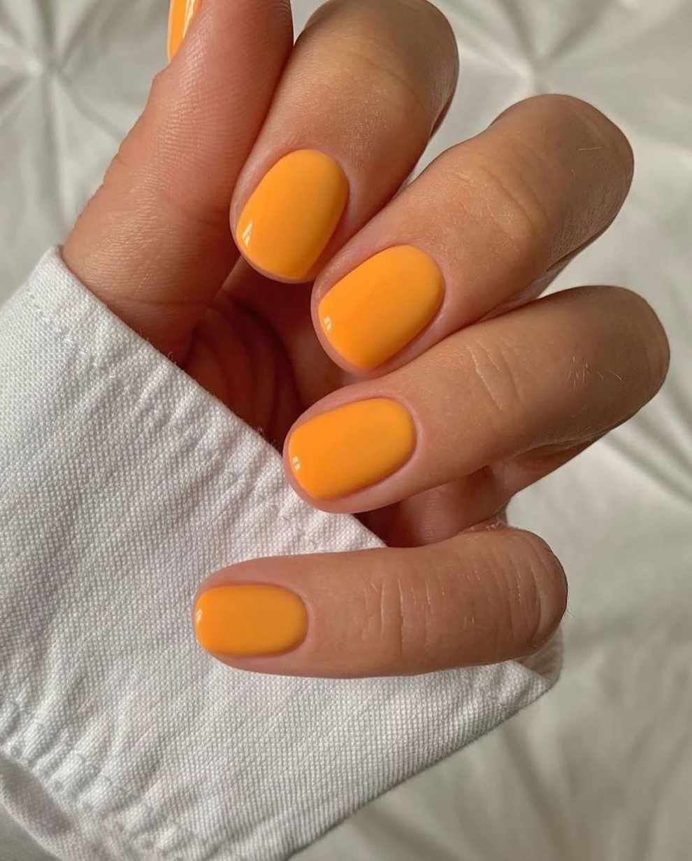 Manicura naranja para vestido verde