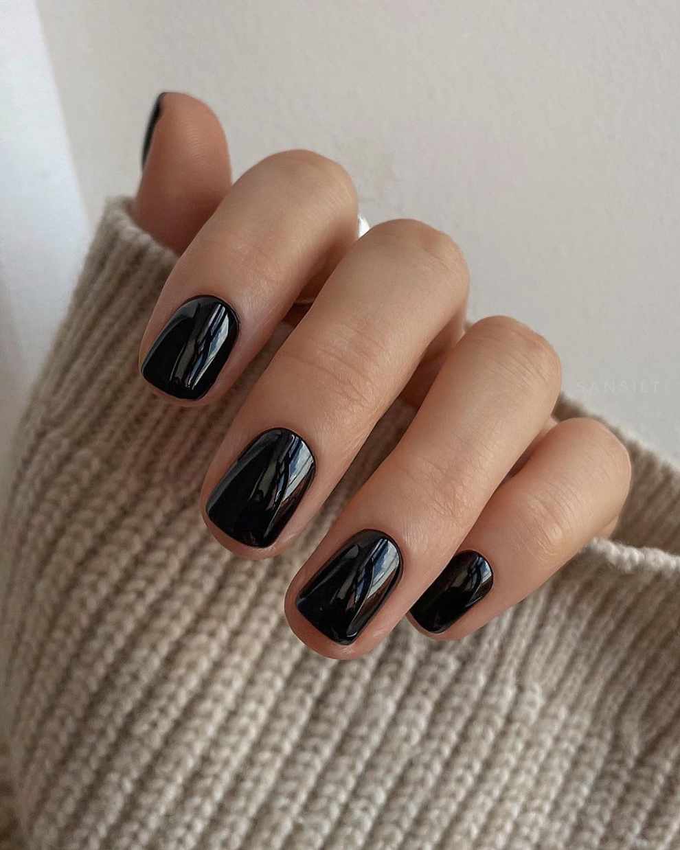 Manicura negra para vestido verde