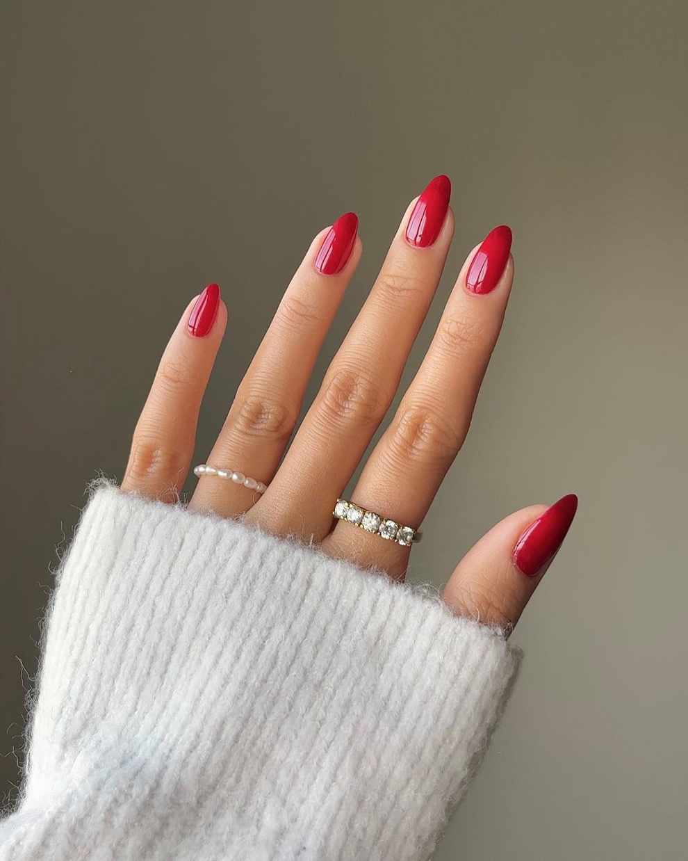 Manicura roja para vestido verde