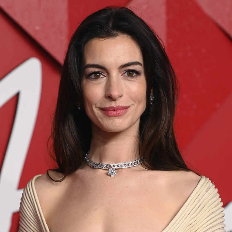 El truco de la horquilla de Anne Hathaway para conseguir unos labios más bonitos