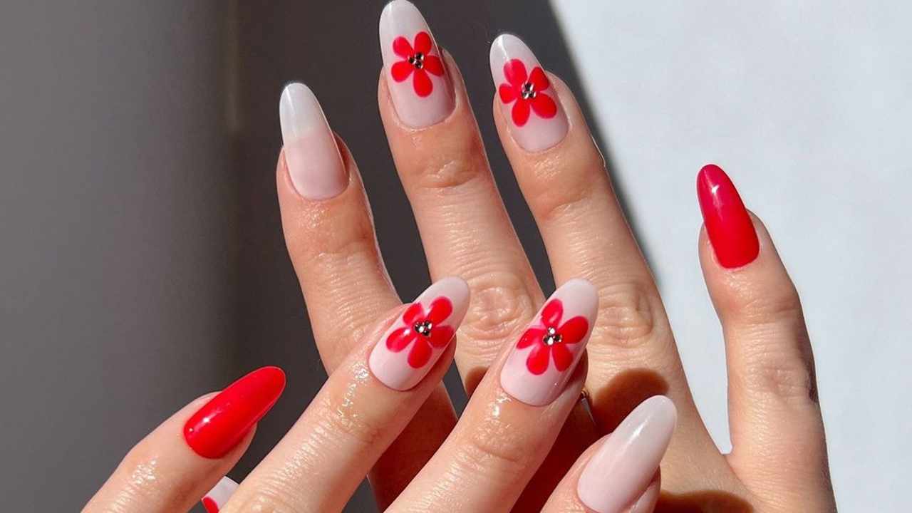 Colores de uñas que quedan bien con un vestido rojo