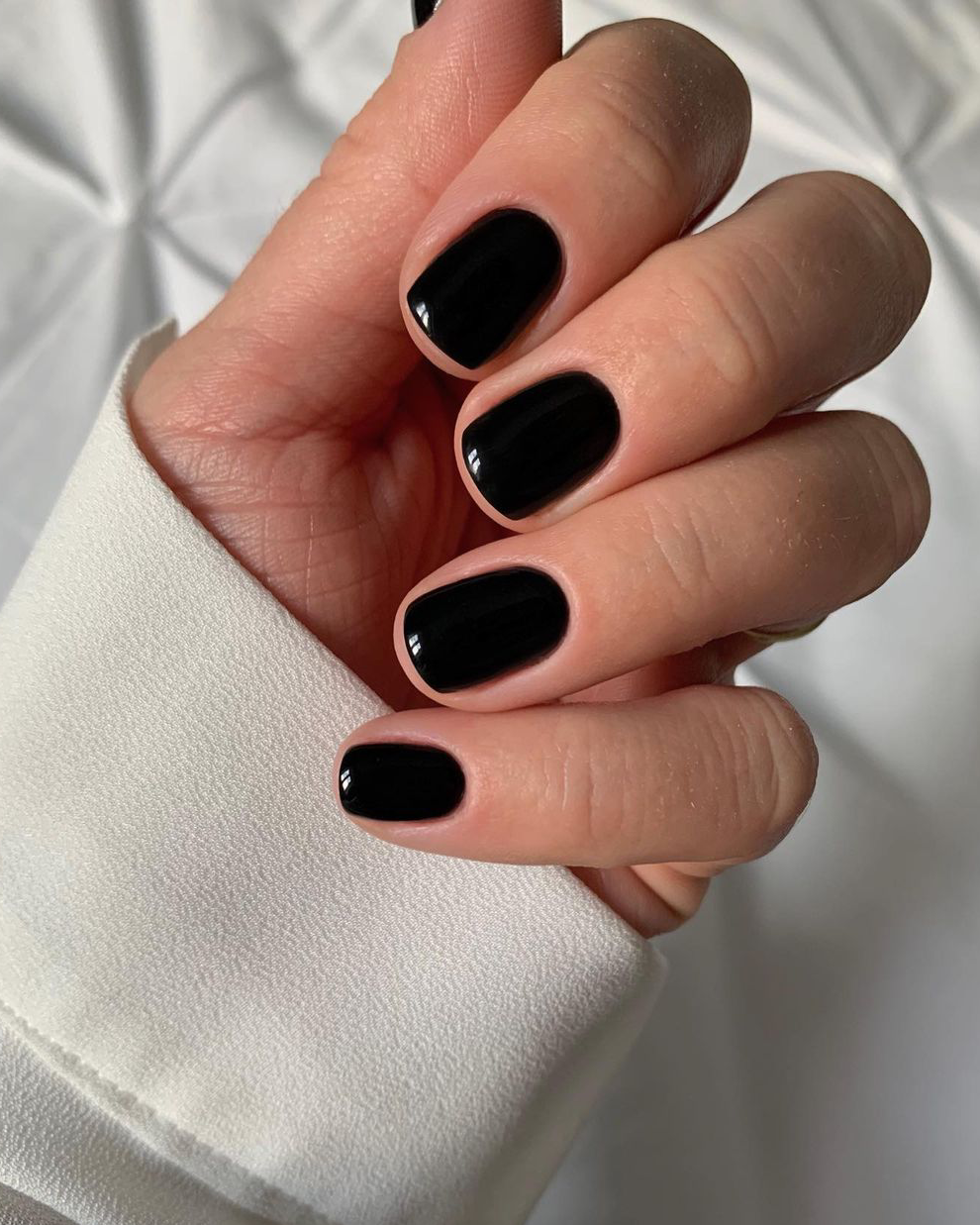 Manicura negra para vestido rojo