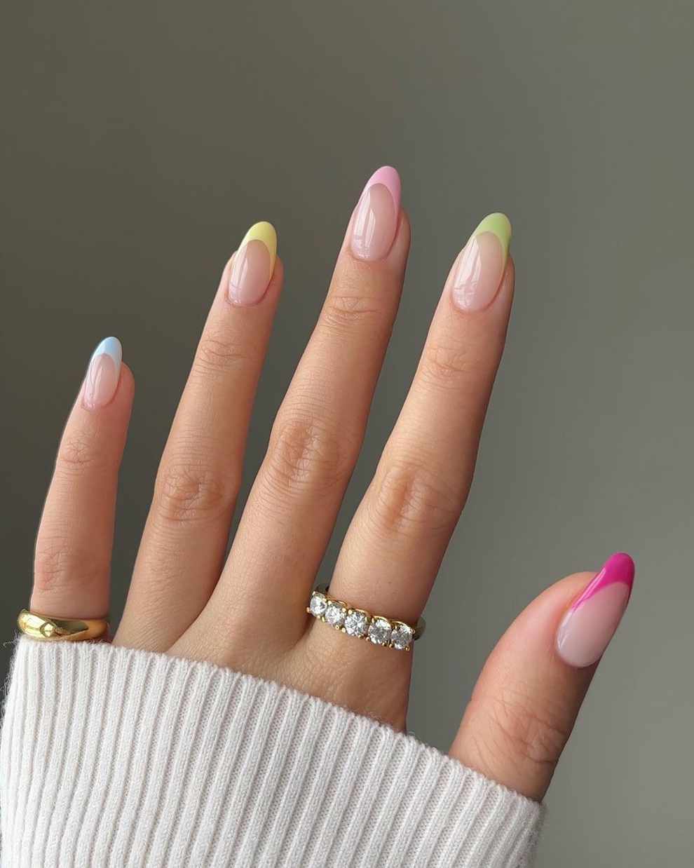 Uñas para verano 2024: manicura francesa multicolor