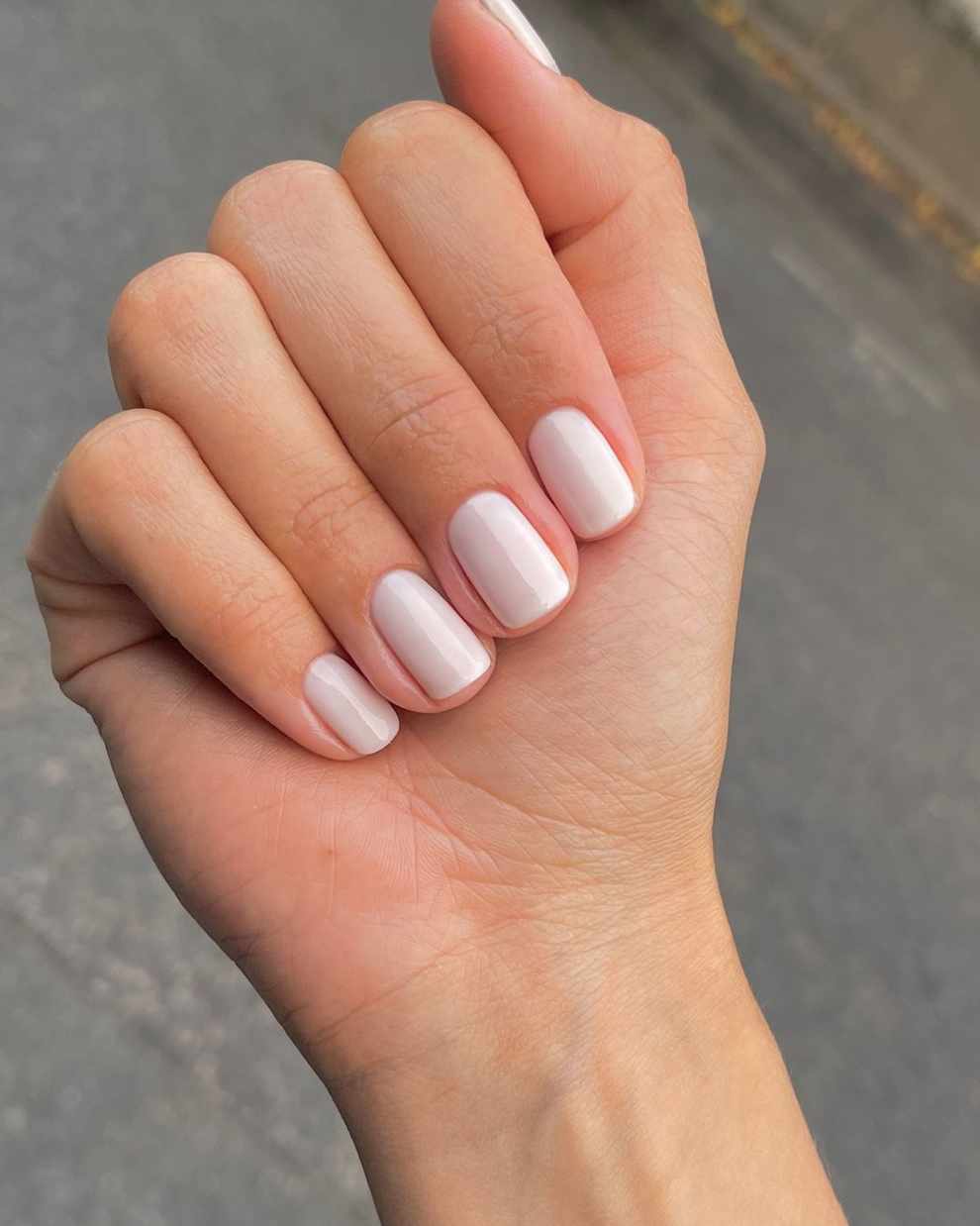 Uñas para verano 2024: milky nails