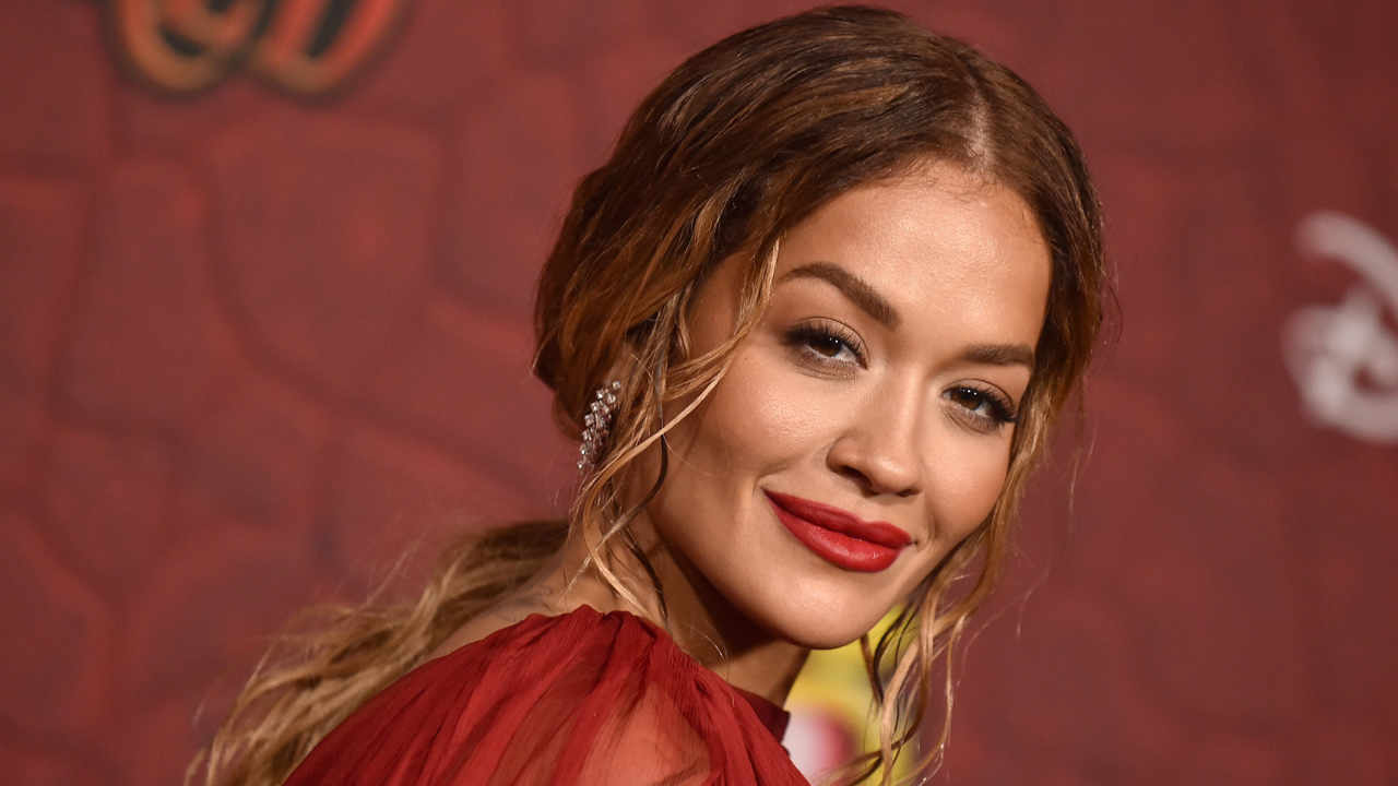 Rita Ora crea tendencia con el labial más favorecedor del verano y su melena rizada con efecto surfero