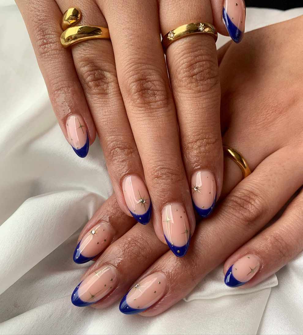 10 colores de uñas para vestido dorado: azul