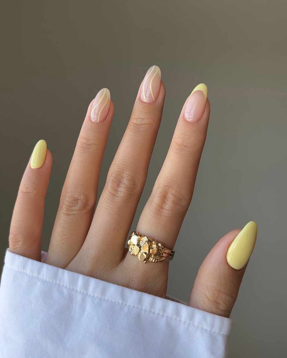 10 colores de uñas para vestido dorado: butter yellowe