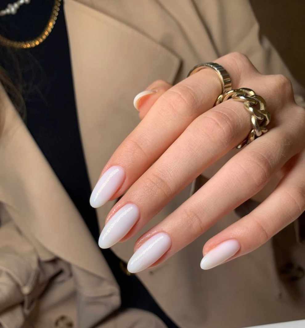 10 colores de uñas para vestido dorado: milky