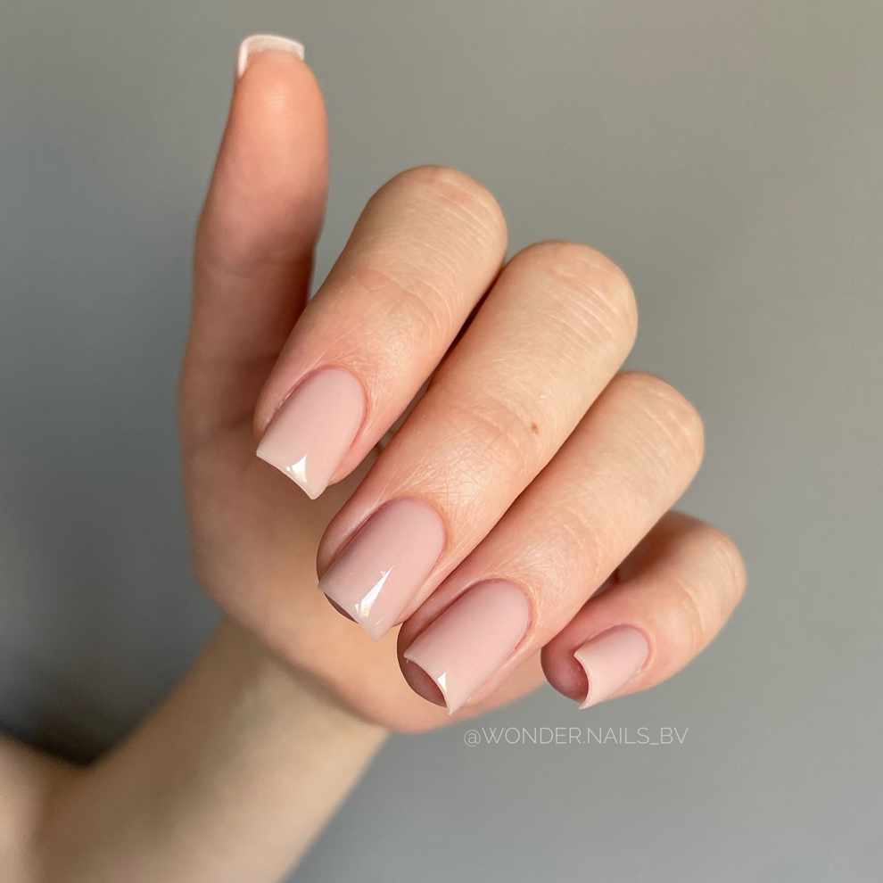 10 colores de uñas para vestido dorado: nude