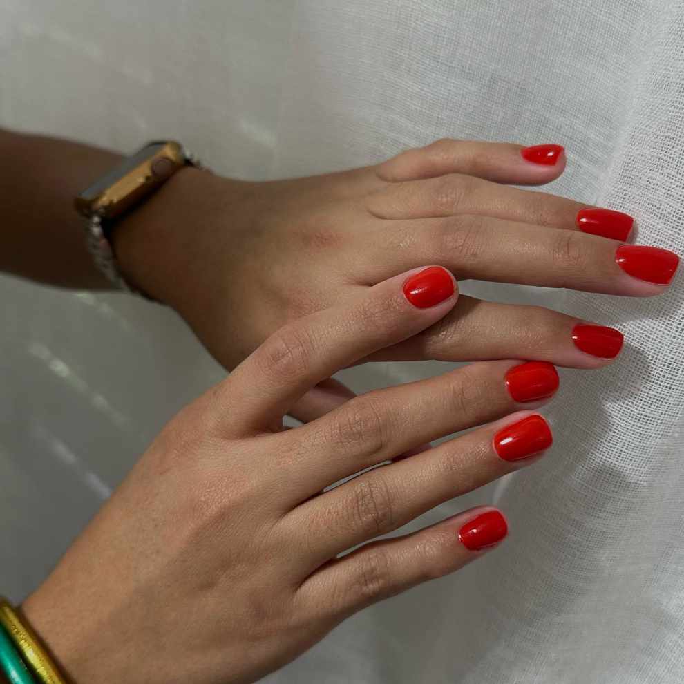 10 colores de uñas para vestido dorado: rojo