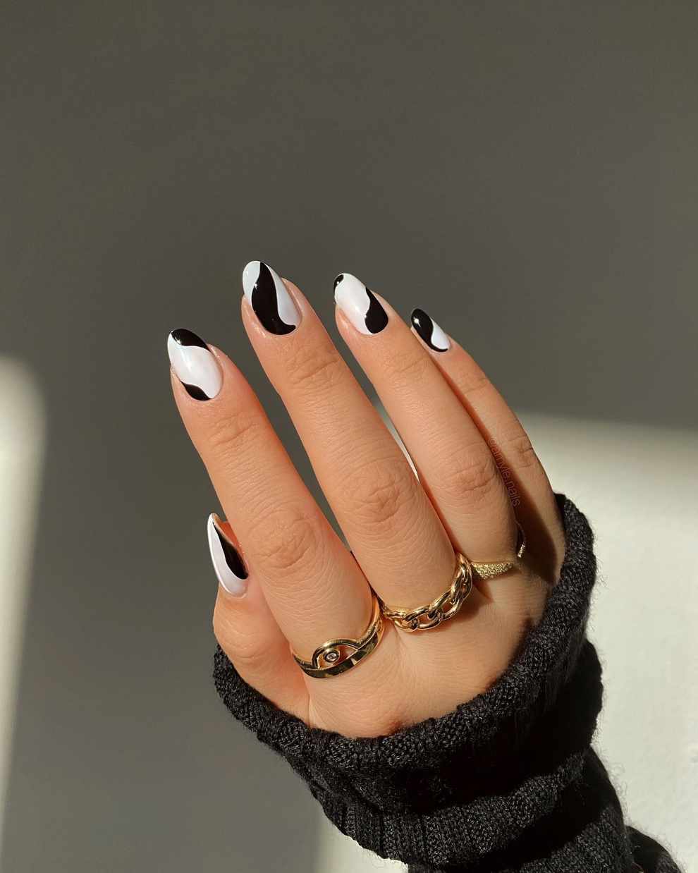 15 diseños de uñas blancas elegantes: blanco y negro