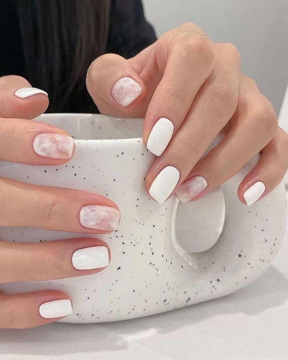 15 diseños de uñas blancas elegantes: marmoleadas