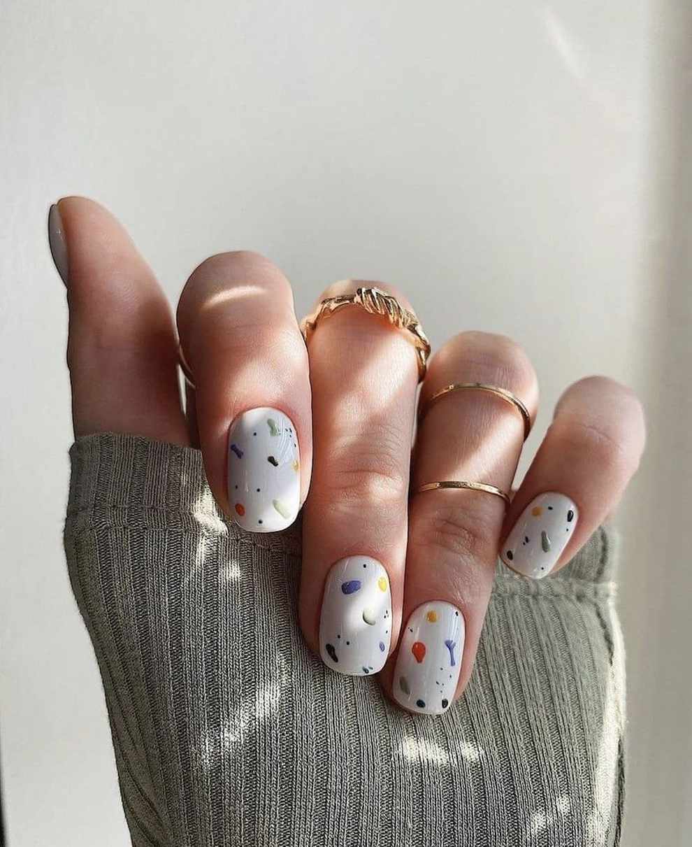 15 diseños de uñas blancas elegantes: multicuolor