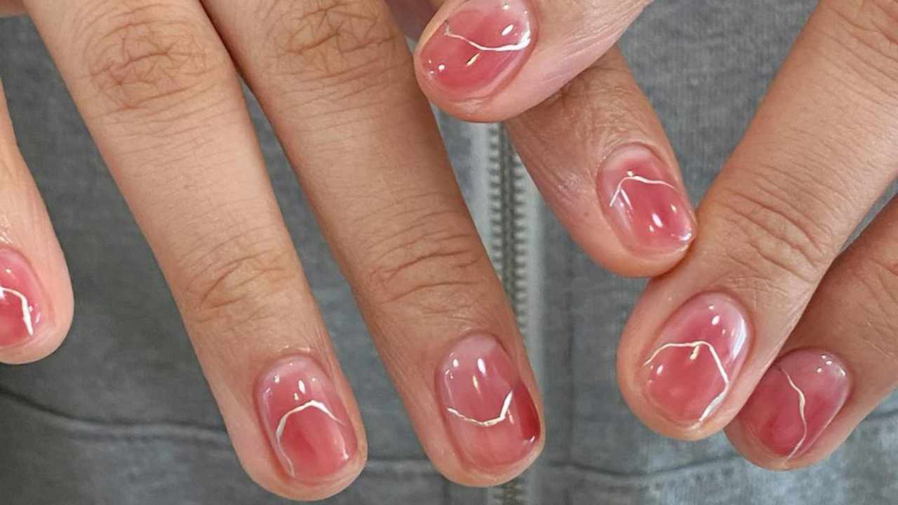 Las uñas coreanas son la nueva tendencia de manicura que arrasa este 2024