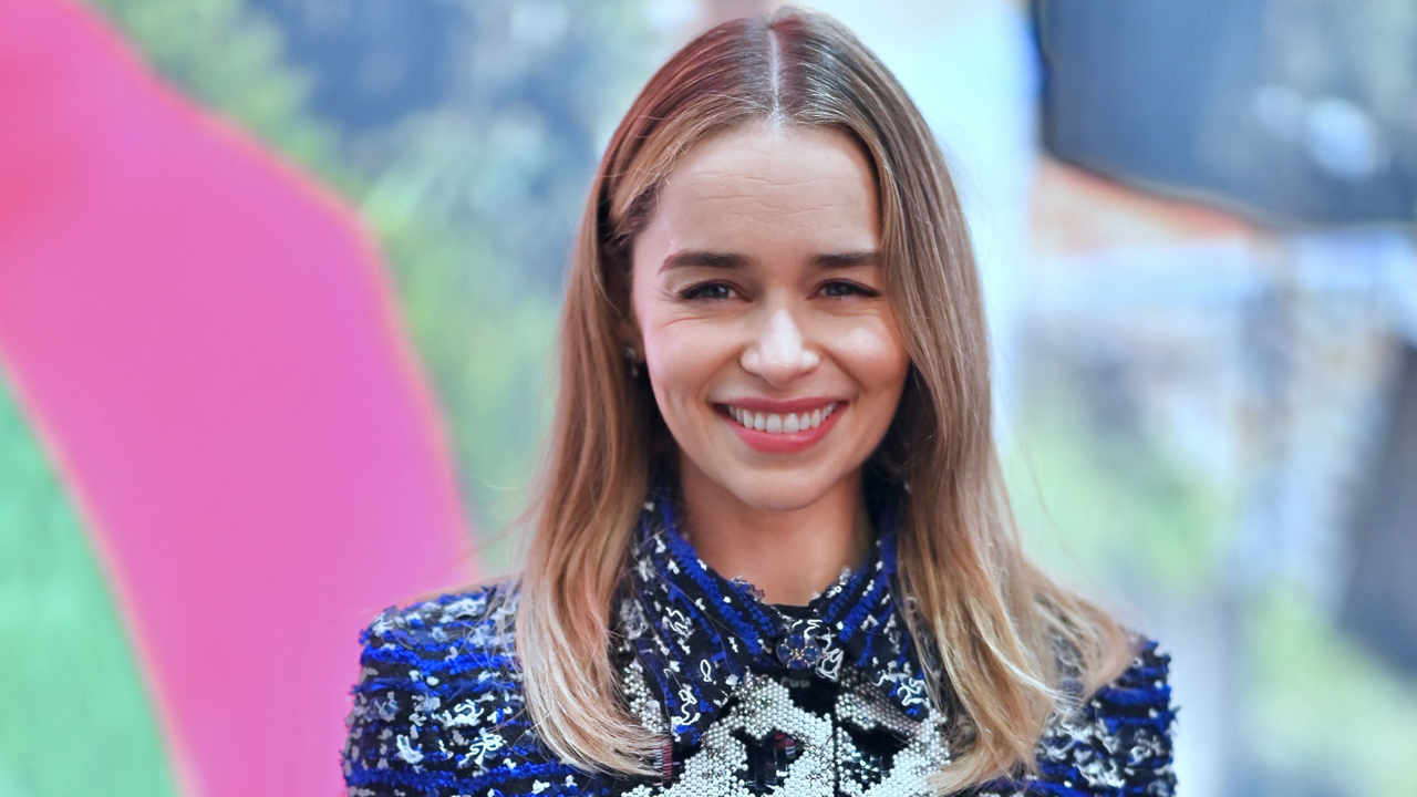 Emilia Clarke estrena el 'rubio brownie' que añade luz a la melena, al rostro y potencia el bronceado