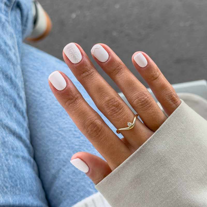 15 diseños de uñas blancas elegantes que arreglan, rejuvenecen y valen para cualquier ocasión