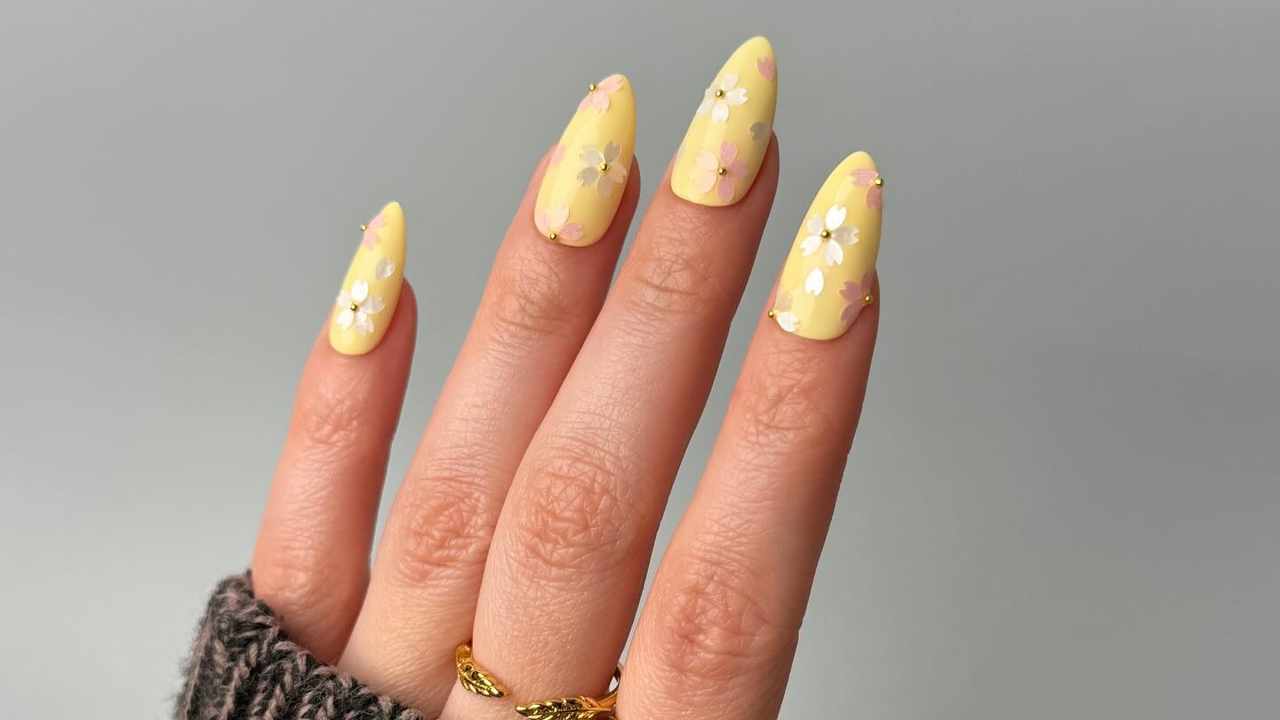 Uñas amarillo pastel