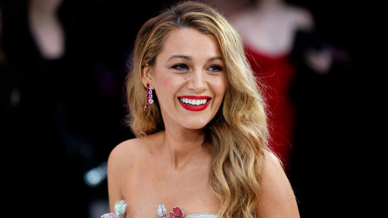 como cortar el cabello rizado blake lively