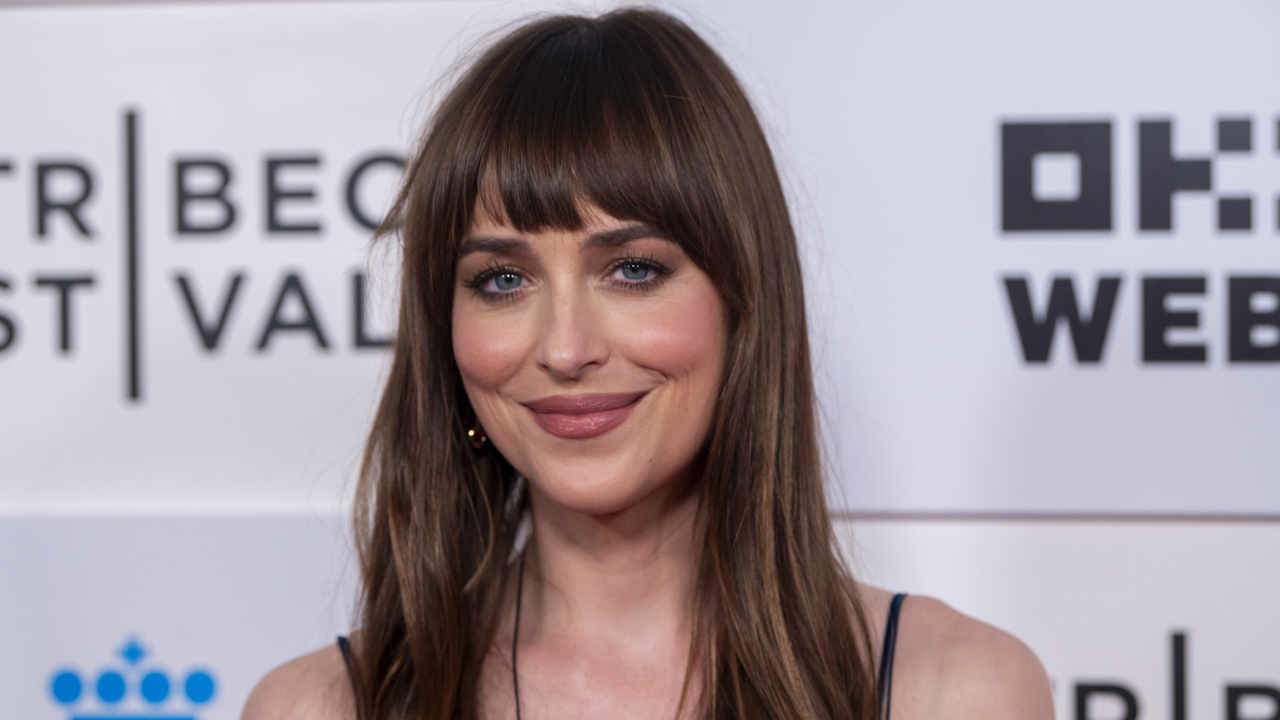 mechas rubias en pelo castaño dakota johnson