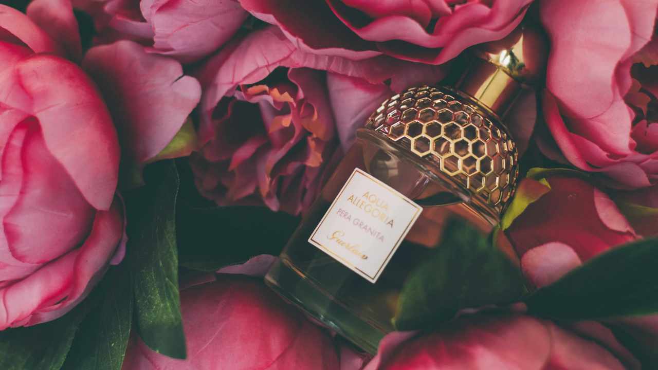 10 perfumes que duran y dejan huella al pasar (y no son los típicos)