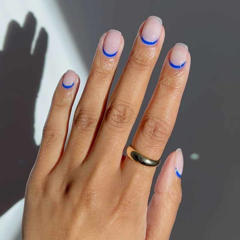 Navy blue: el color de uñas tendencia para Otoño/Invierno 2025 que sustituye al negro