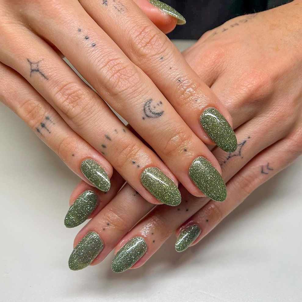 Uñas verde oliva