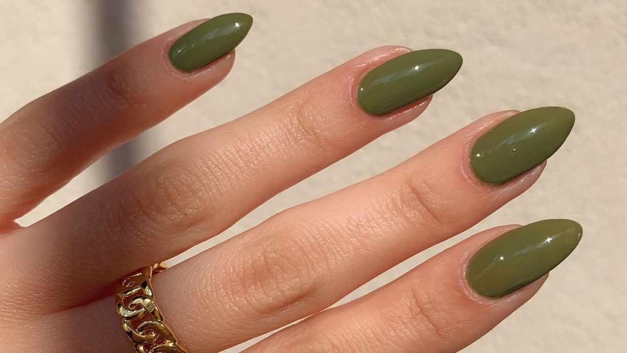 Manicura verde oliva: 10 diseños elegantes con el color tendencia que sustituye al granate este otoño