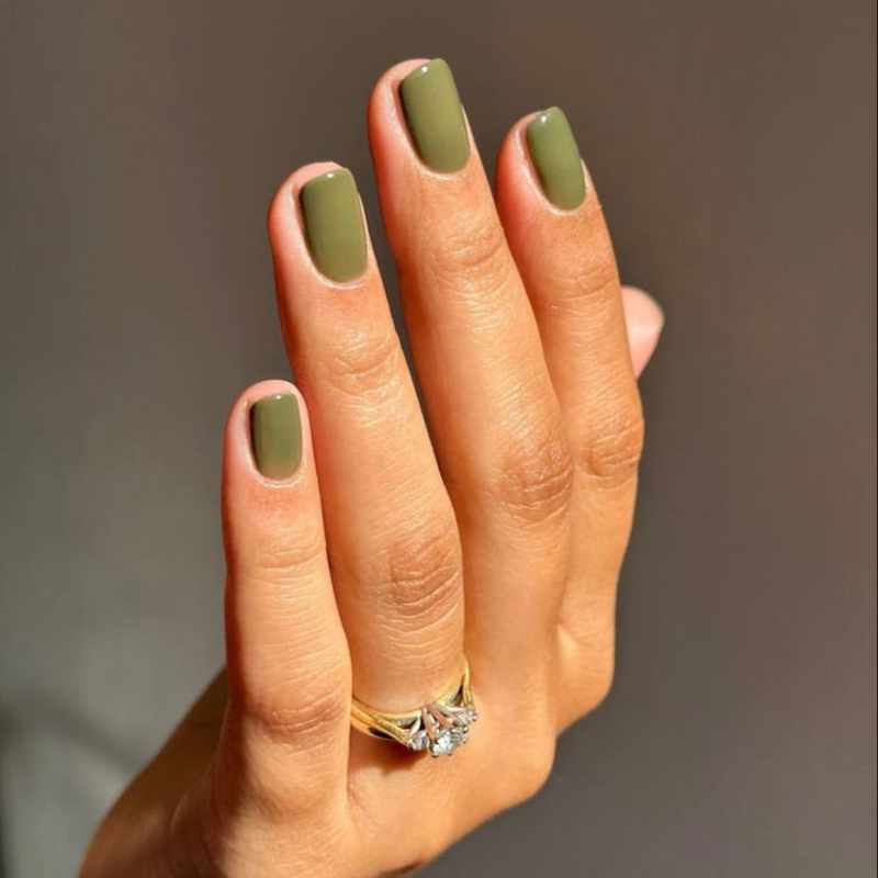 Manicura verde oliva: 10 diseños elegantes con el color tendencia que sustituye al granate este otoño