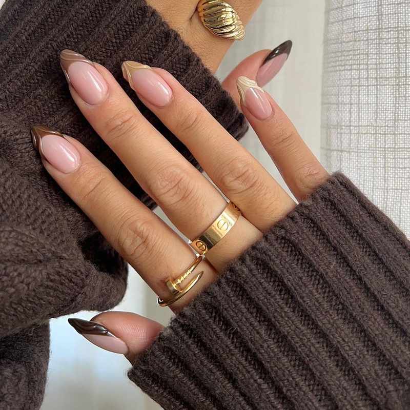 Los 15 diseños de uñas marrones más bonitos para Otoño/Invierno 2025 vistos en Instagram y Pinterest