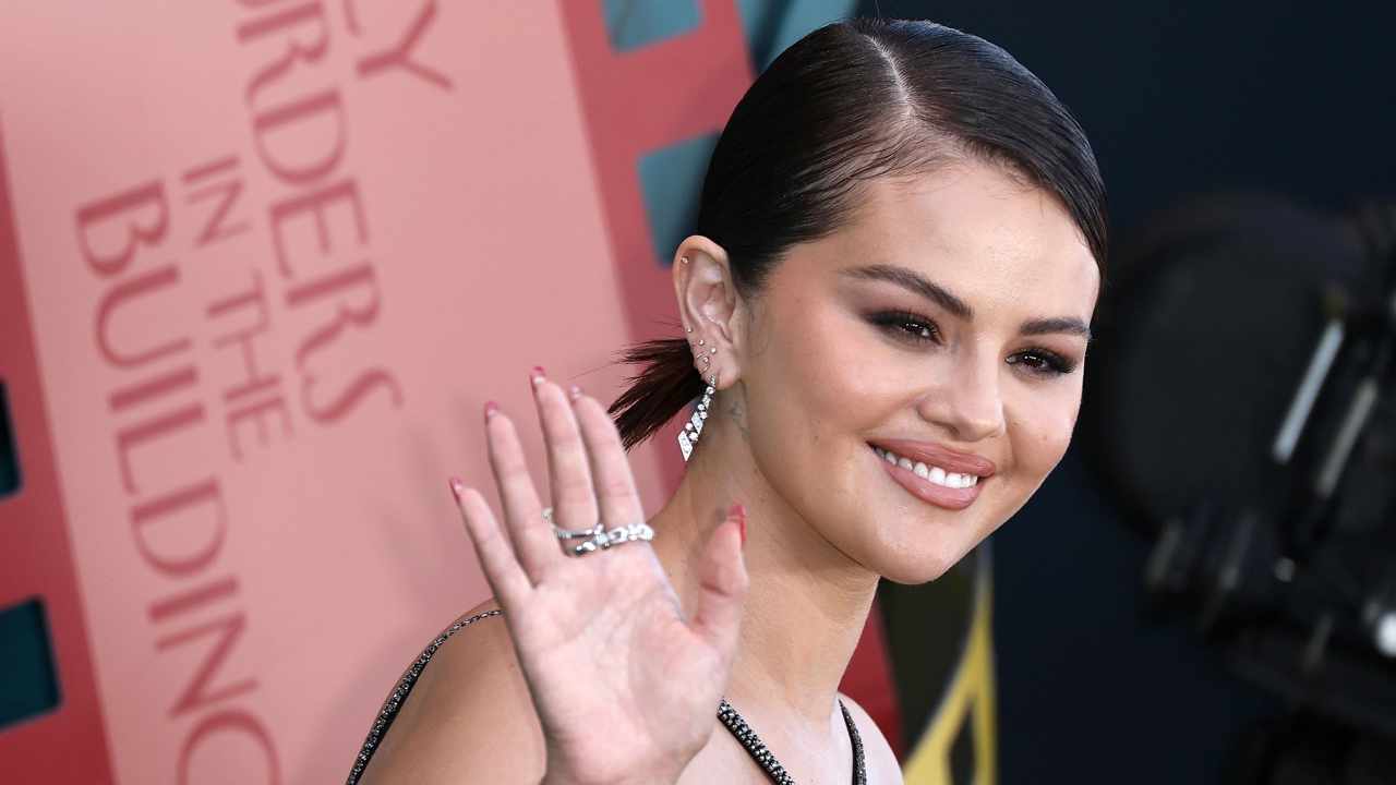 Selena Gomez me hace querer llevar las ‘uñas sidra’: así es el color elegante en tendencia para Navidad 2024