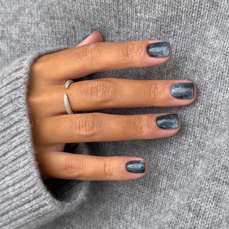 10 colores de uñas en tendencia que demuestran que el rojo NO es el más elegante para invierno 2025