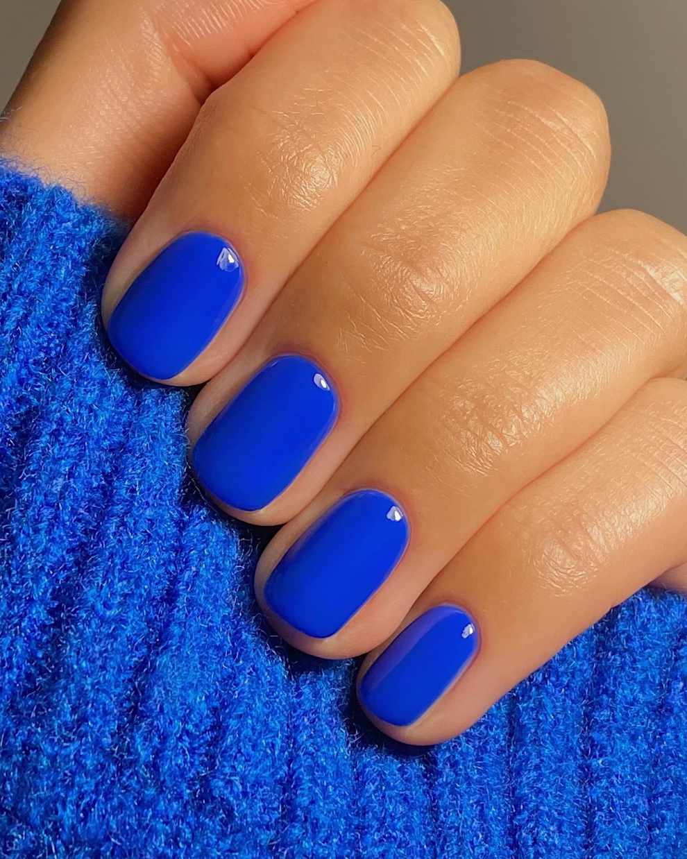 Uñas de gel cortas azules