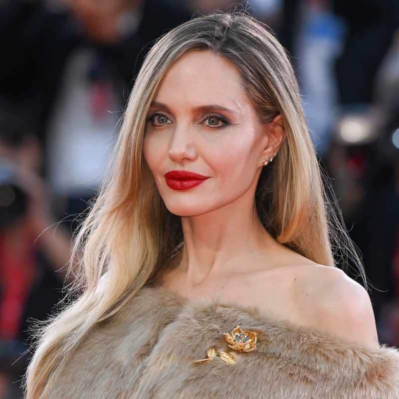 Angelina Jolie y sus rizos encrespados: la tendencia que te hará volver a tu pelo natural en 2025