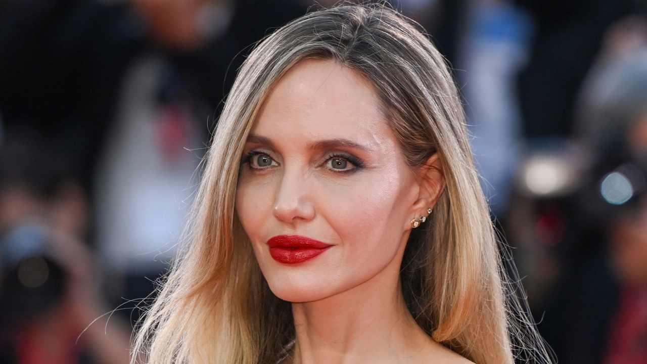 Angelina Jolie y sus rizos encrespados: la tendencia que te hará volver a tu pelo natural en 2025