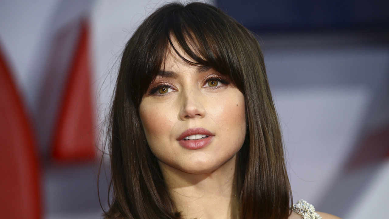 Cortes de pelo que rejuvenecen a los 40 Long bob con flequillo ana de armas