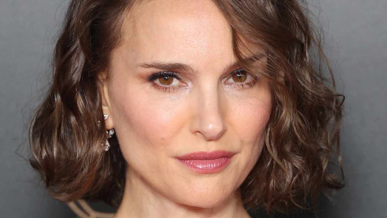 El bob rizado de Natalie Portman es oficialmente el corte de pelo que mejor sienta pasados los 40