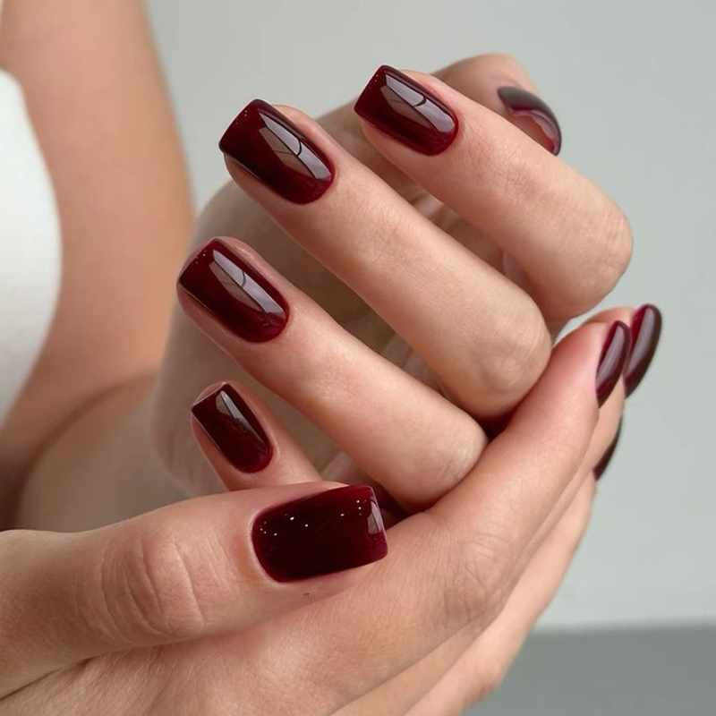 15 uñas color vino con decoraciones elegantes que demostrarán tu buen gusto