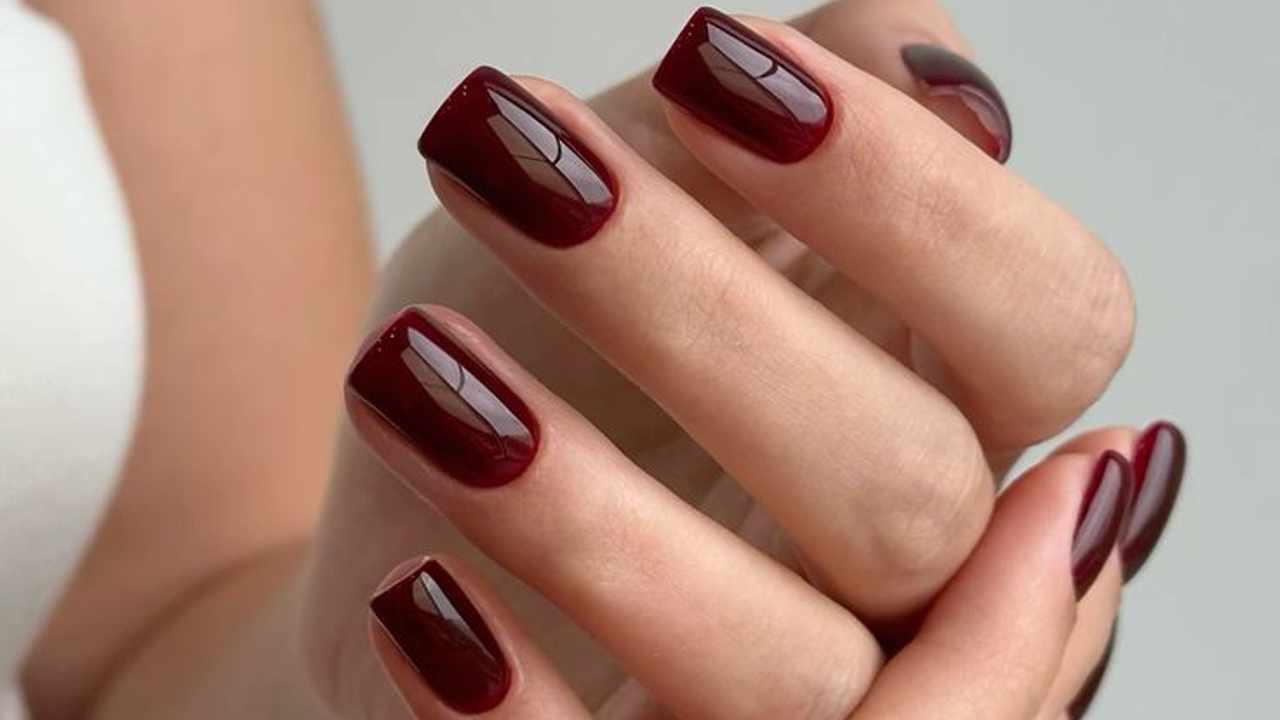 15 uñas color vino con decoraciones elegantes que demostrarán tu buen gusto