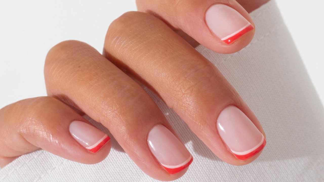 20 ideas de uñas francesas de colores para lucir una manicura elegante y en tendencia todo el año