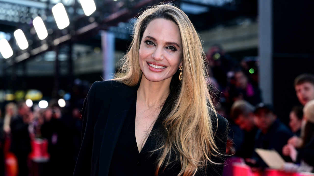 Angelina Jolie ya lo sabía: las canas no son una preocupación con el tinte rubio ceniza que mejor le sienta a sus 50