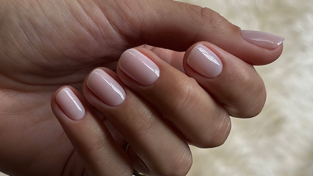 Ideas de uñas BB cream: la tendencia natural para una manicura limpia, elegante y duradera